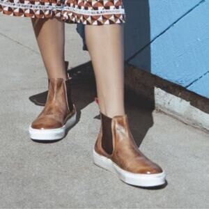 BED STU Whitney High Top Leather Slip-On Sneakers
Distressed Tan Size 6